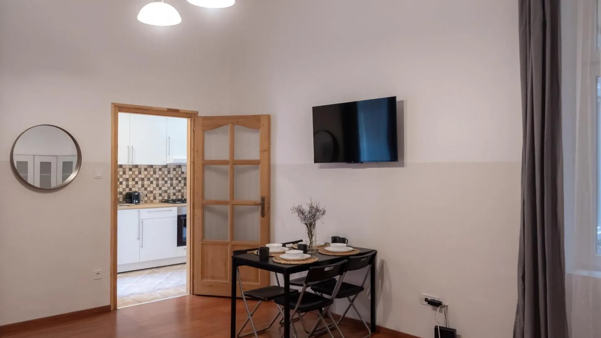 Cozy Apartment In Akacfa Street Budapest Ungheria